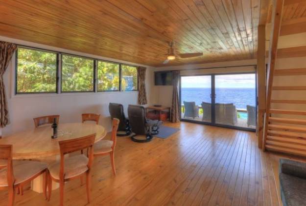 a room with a table and chairs at Lau's Getaways