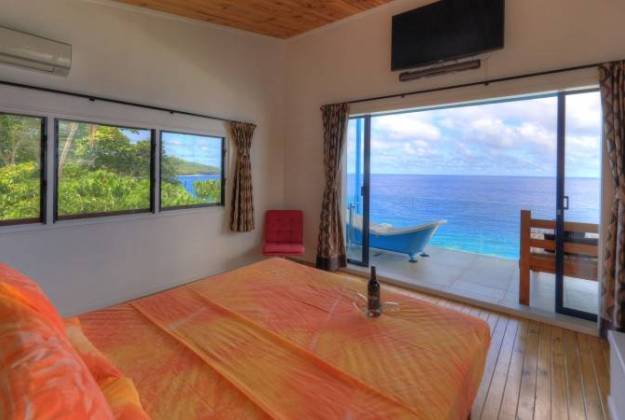 a room with a table and chairs at Lau's Getaways